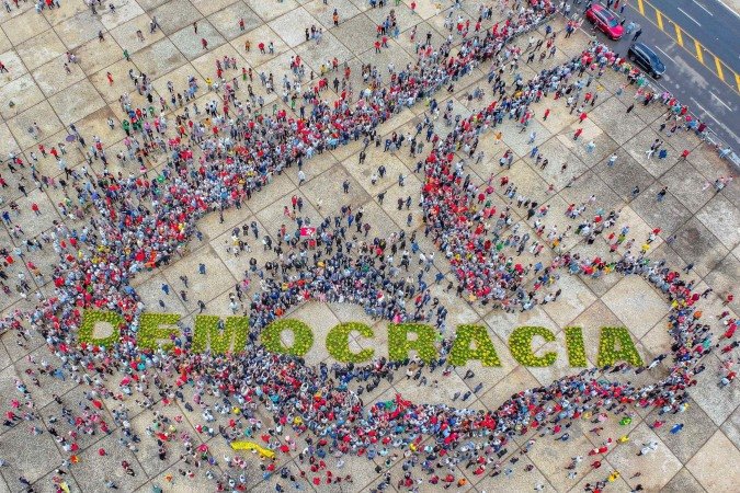 Manifestação na Praça dos Três Poderes, em 8 de janeiro de 2025: problema fiscal e polarização em Brasília entram no radar econômico - (crédito: Ricardo Stuckert/PR) Manifestação na Praça dos Três Poderes, em 8 de janeiro de 2025: problema fiscal e polarização em Brasília entram no radar econômico - (crédito: Ricardo Stuckert/PR)