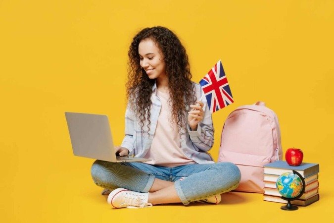 O ensino bilíngue favorece a formação acadêmica e o desenvolvimento de habilidades cognitivas (Imagem: ViDI Studio | Shutterstock) - (crédito: EdiCase) O ensino bilíngue favorece a formação acadêmica e o desenvolvimento de habilidades cognitivas (Imagem: ViDI Studio | Shutterstock) - (crédito: EdiCase)