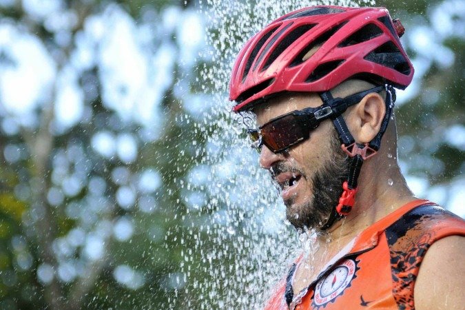 Rubens Martins dá uma pausa no pedal para se refrescar na ducha - (crédito: Minervino Júnior/CB/D.A.Press) Rubens Martins dá uma pausa no pedal para se refrescar na ducha - (crédito: Minervino Júnior/CB/D.A.Press)