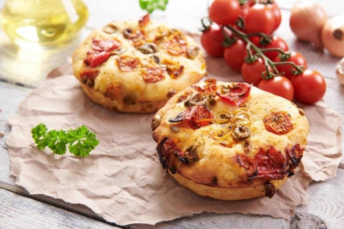 Pão com tomate e azeitona (Imagem: Piotr Krzeslak | Shutterstock) - (crédito: EdiCase) Pão com tomate e azeitona (Imagem: Piotr Krzeslak | Shutterstock) - (crédito: EdiCase)