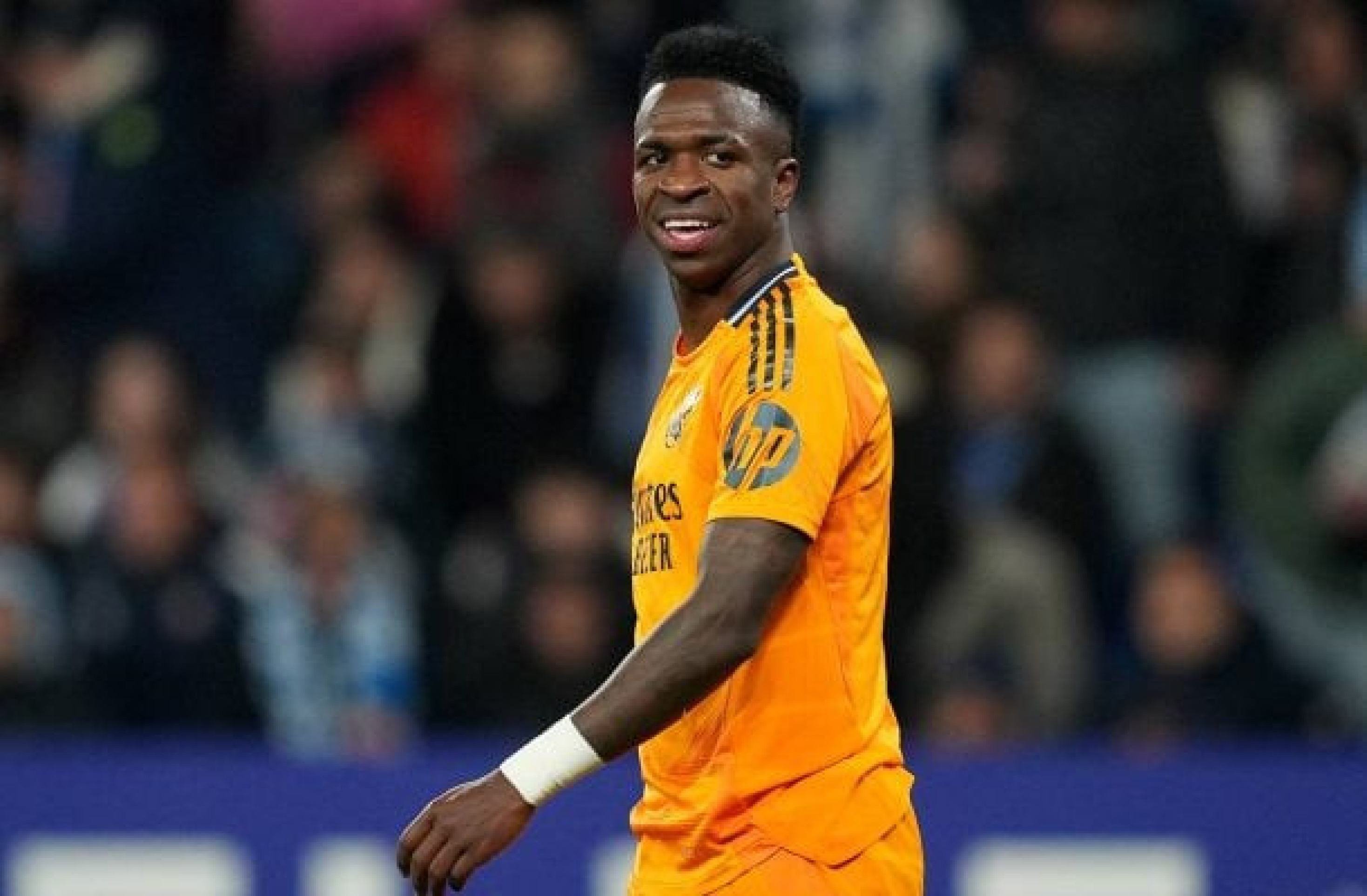 Torcedores do City fazem novas provocações com faixa ofensiva a Vini jr nas ruas de Madrid