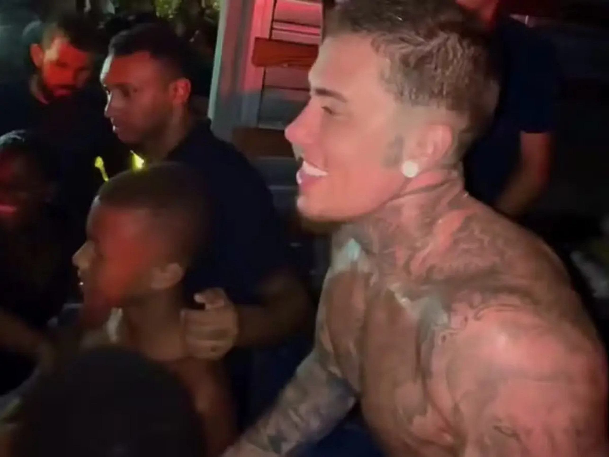 MC Daniel atrai multidão e entrega cestas básicas após nascimento do filho, no Rio