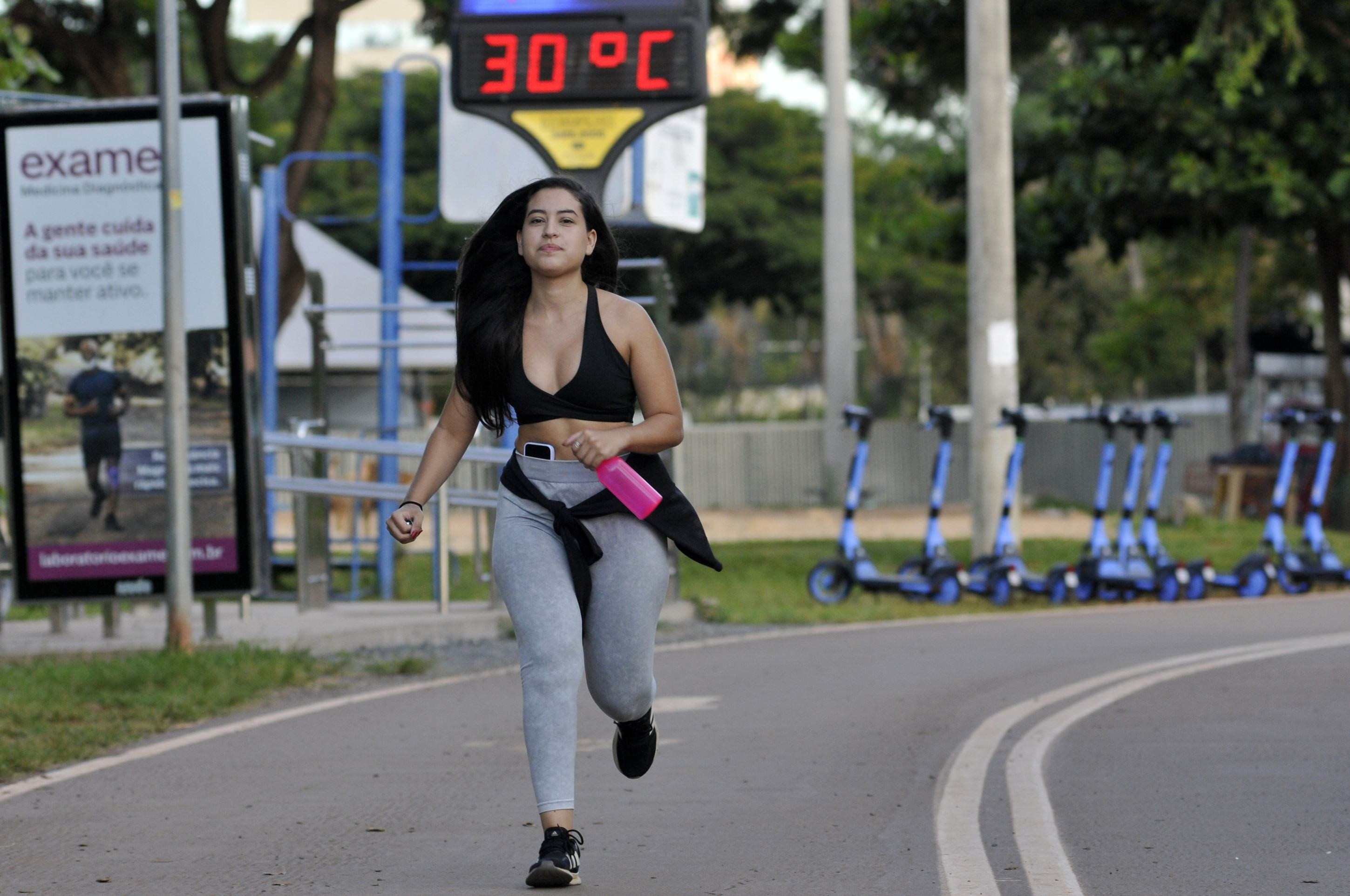 Andressa Nascimento prefere caminhar no parque no final da tarde, ainda que sob forte calor