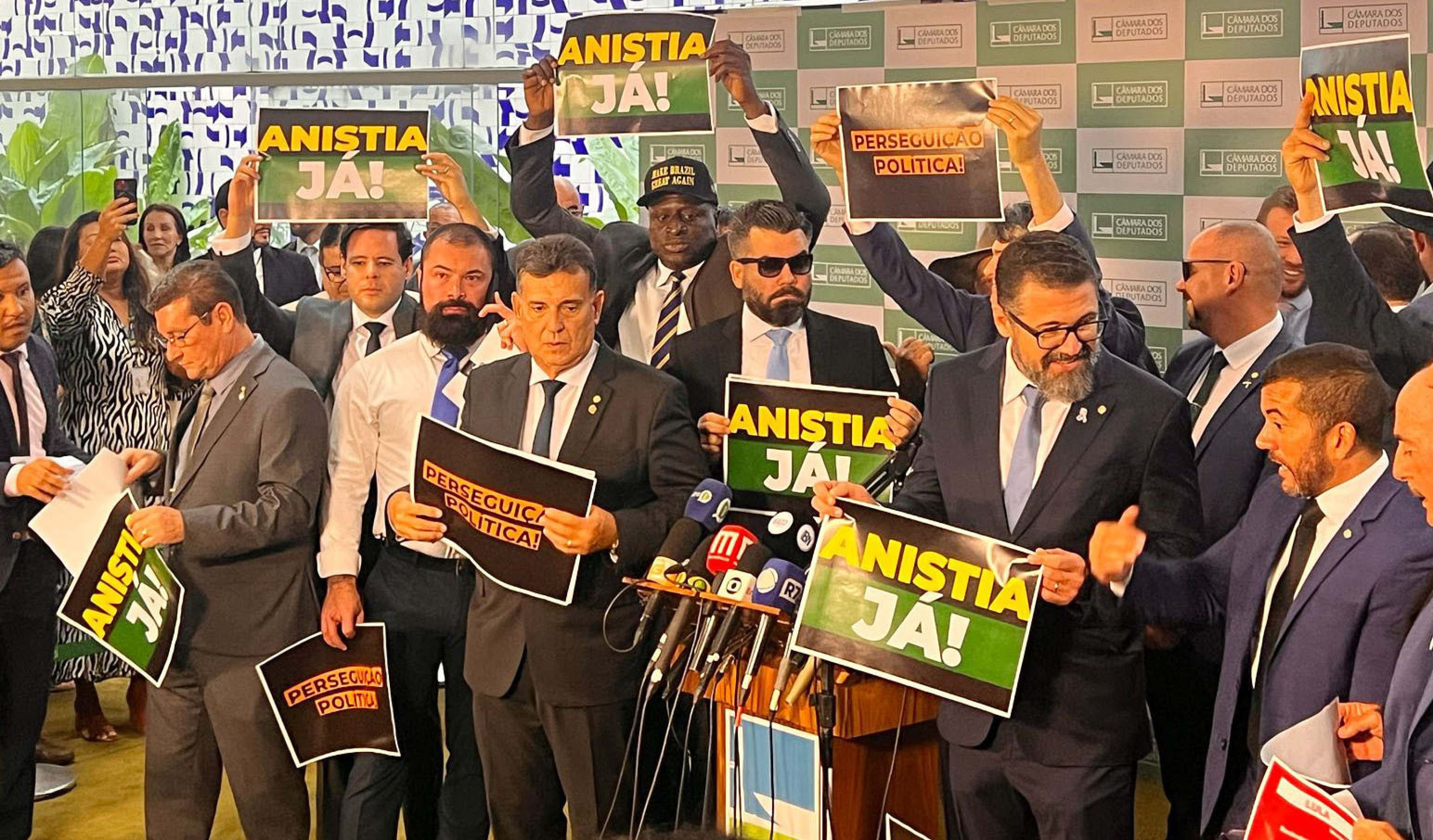  Denúncia contra Bolsonaro é perseguição política, diz oposição. Pedindo anistia aos golpistas do 8 de Janeiro, um grupo de congressistas bolsonaristas disse que o ex-presidente é vítima de um 
