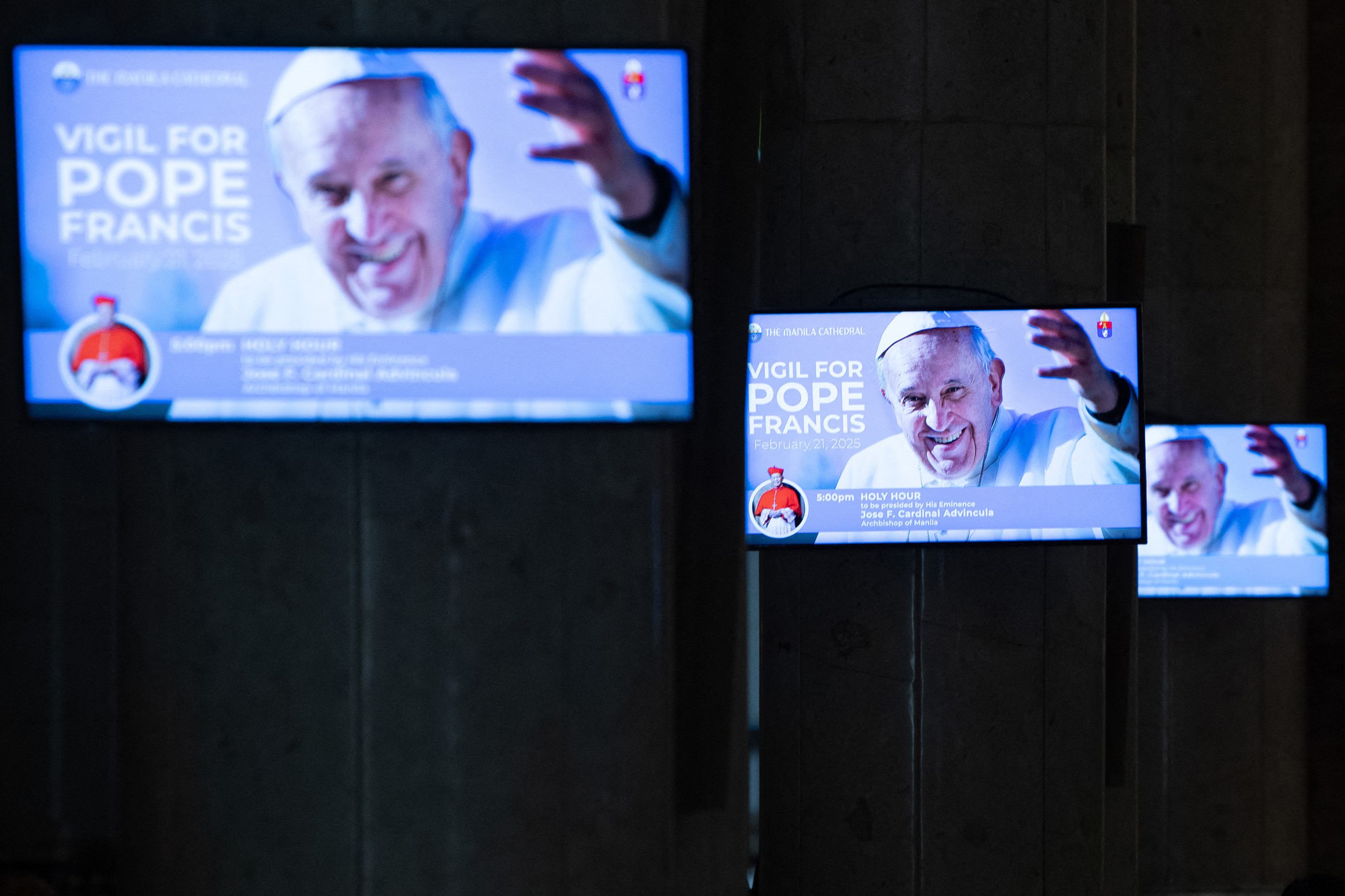 Fiéis fazem vigília e oram pela recuperação do Papa Francisco na porta do hospital Gemelli        