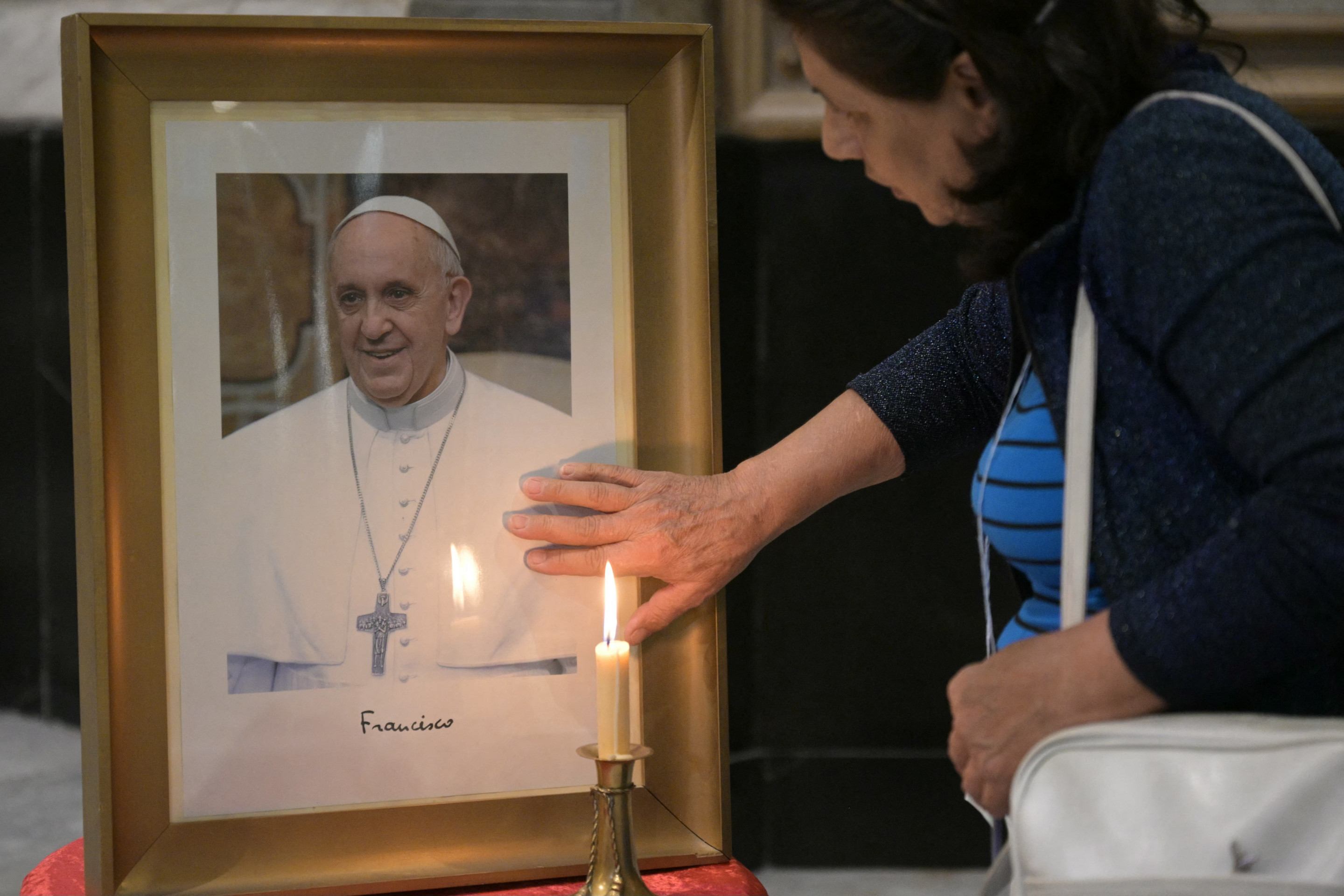 Fiéis fazem vigília e pedem pela saúde do Papa Francisco      