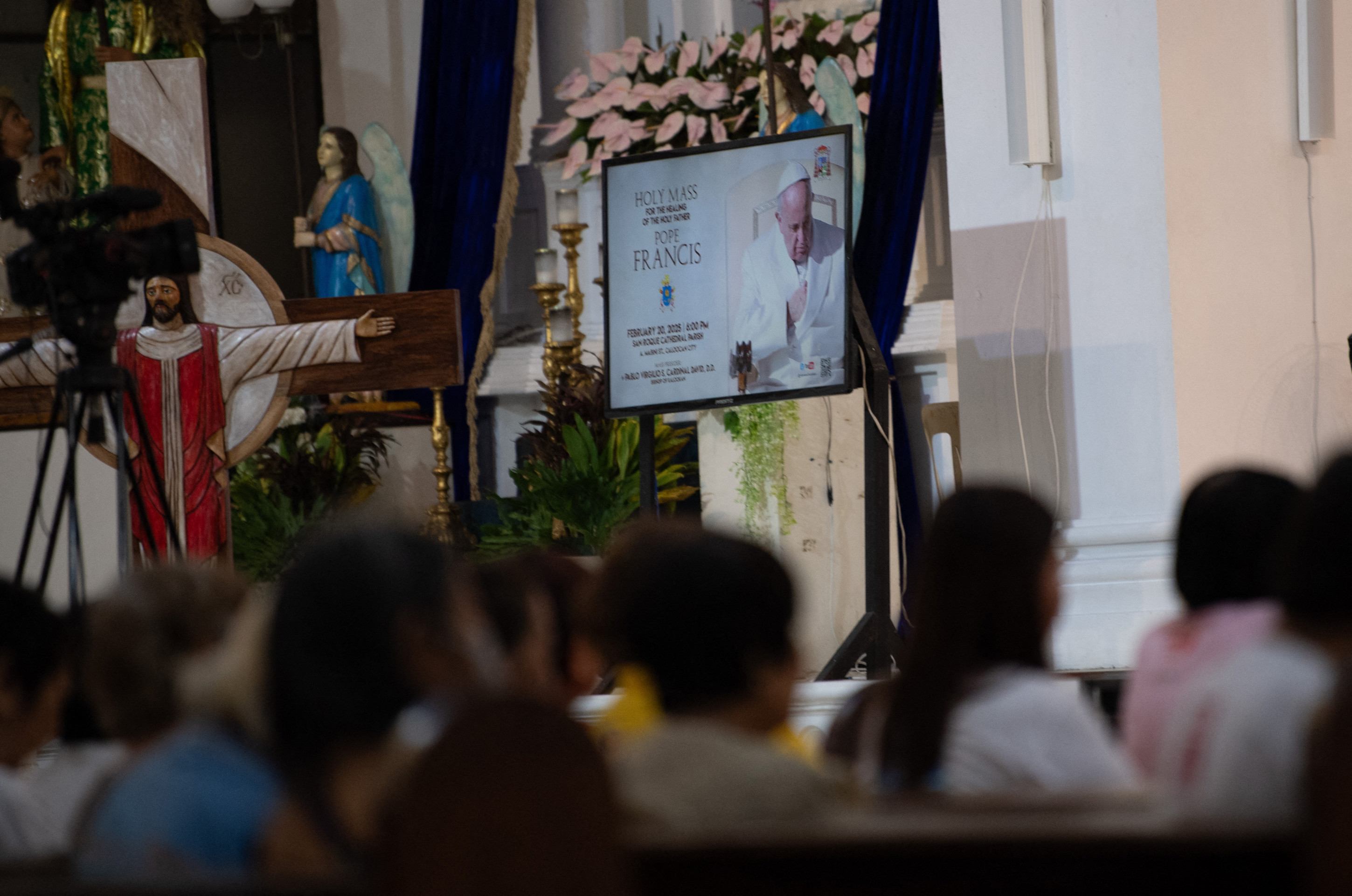 Fiéis fazem vigília e oram pela recuperação do Papa Francisco       