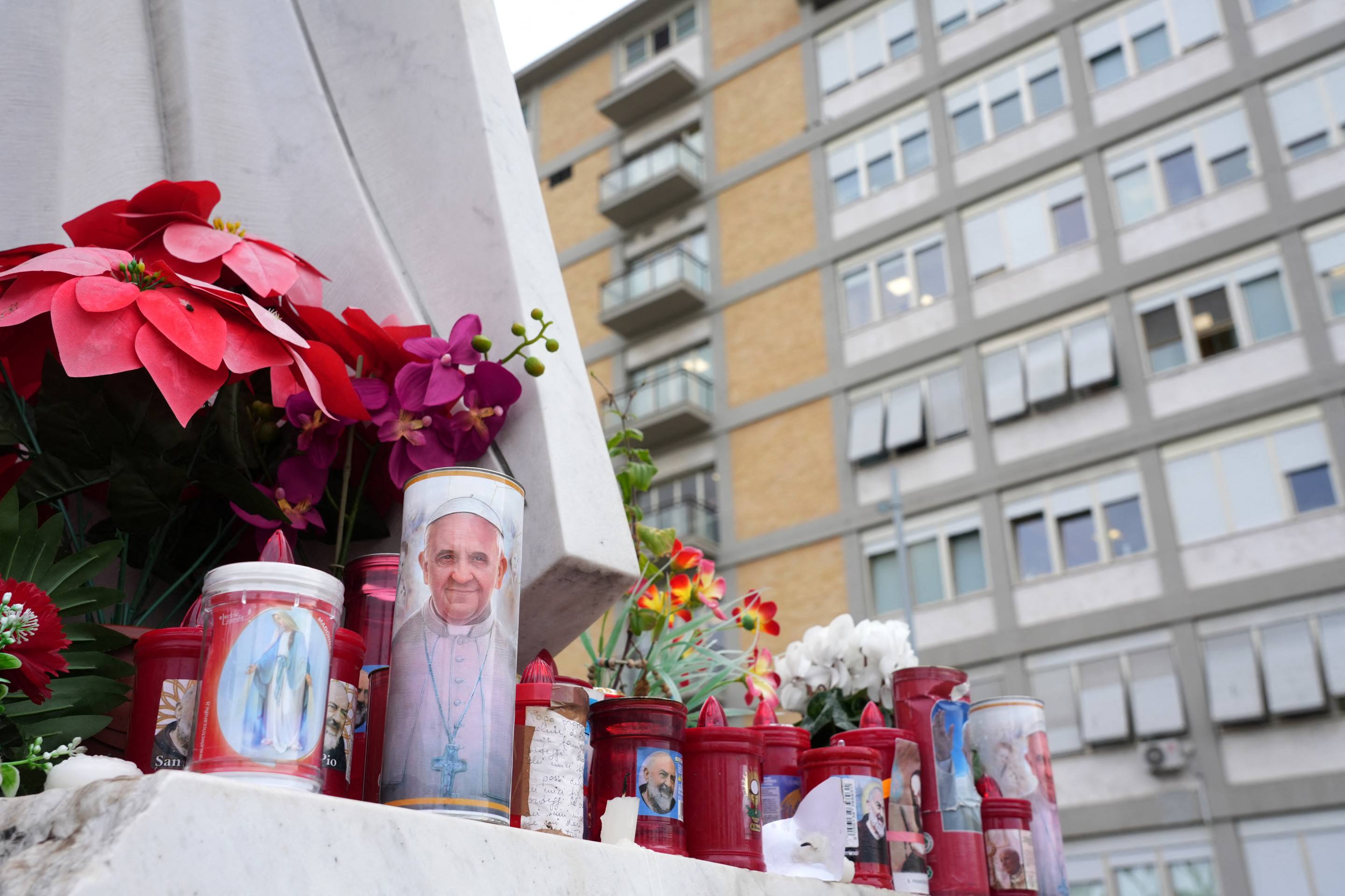 Fiéis fazem vigília e oram pela recuperação do Papa Francisco na porta do hospital Gemelli        