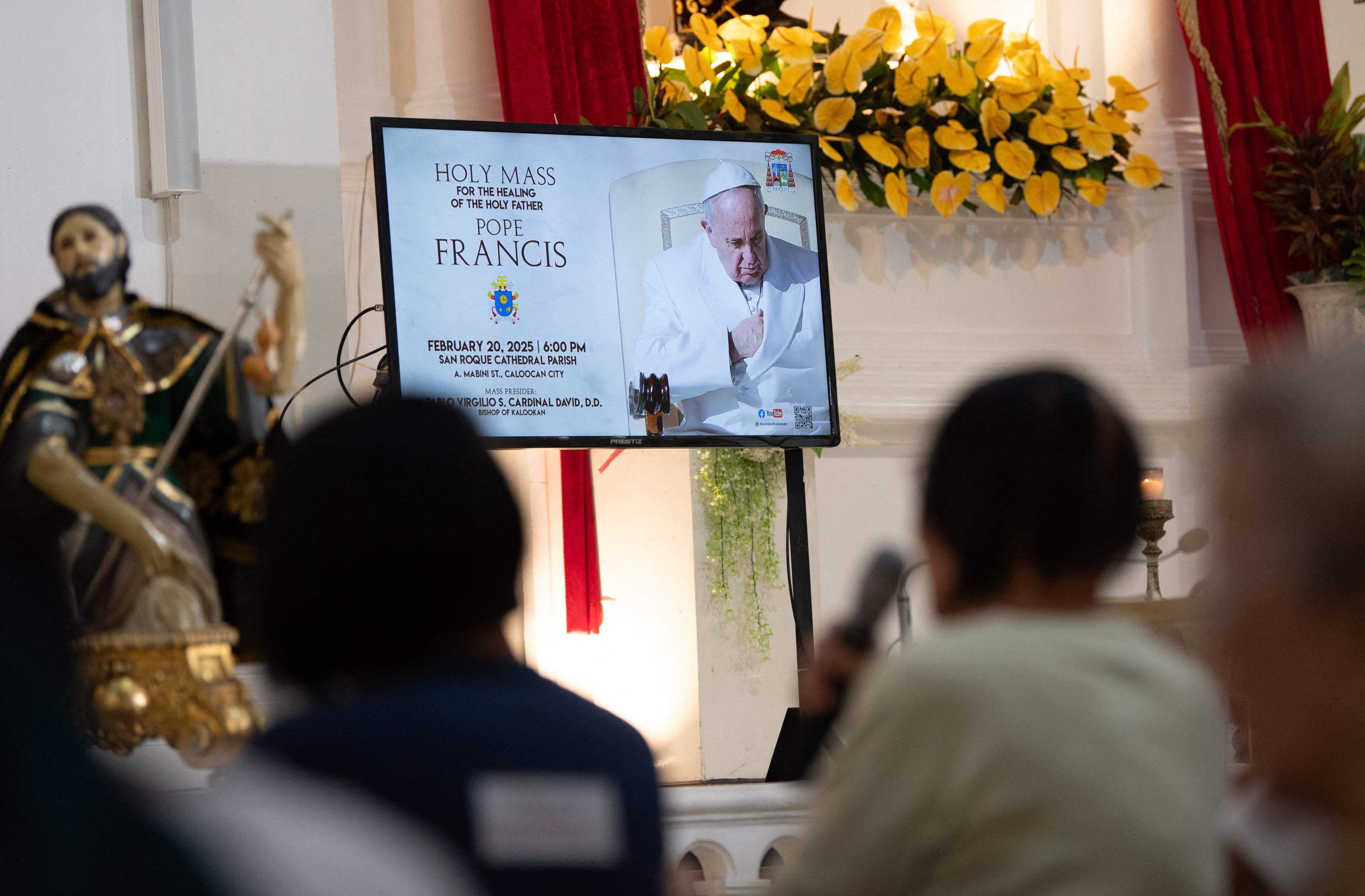 Fiéis fazem vigília e oram pela recuperação do Papa Francisco       