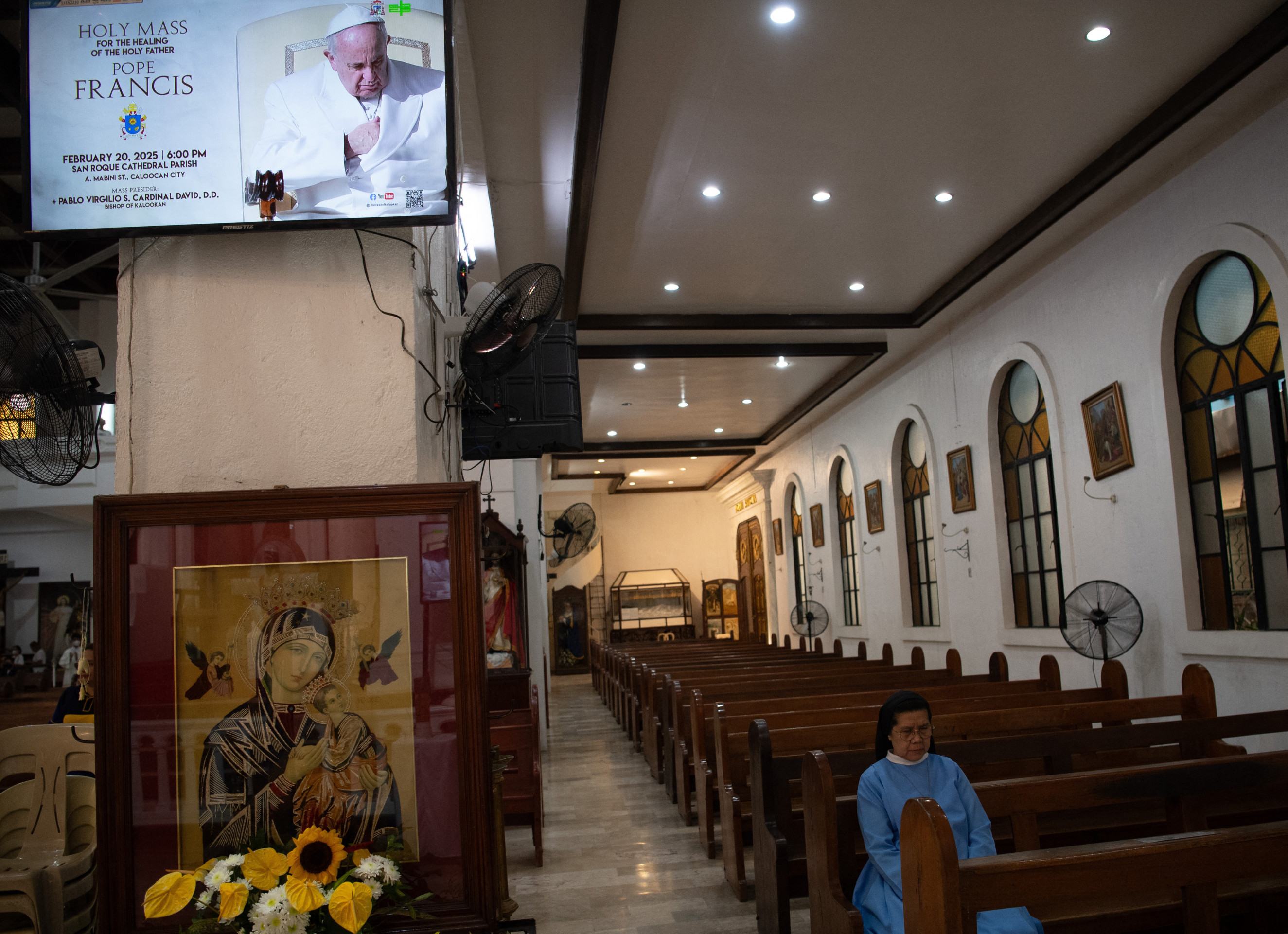 Fiéis fazem vigília e oram pela recuperação do Papa Francisco       