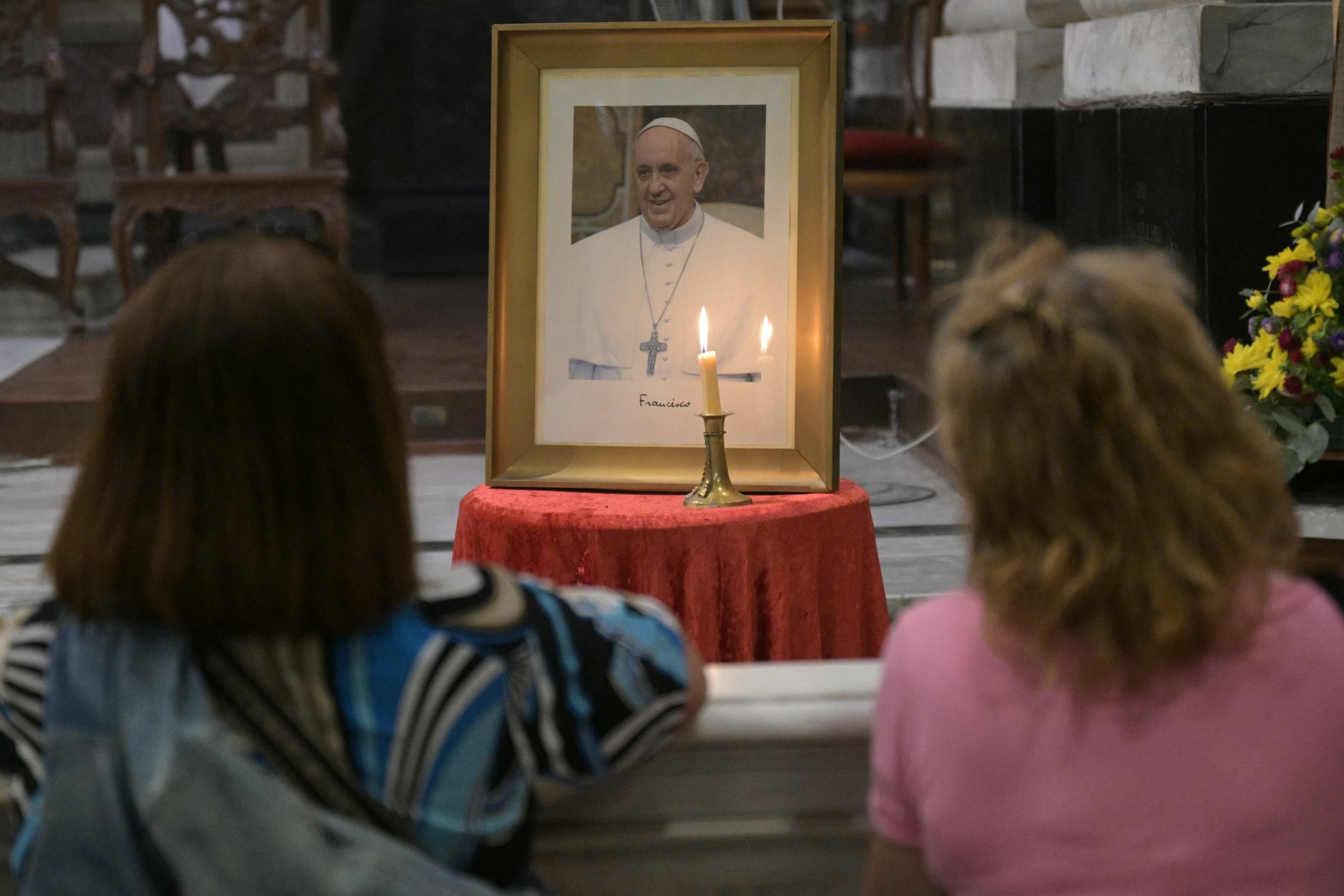 Fiéis fazem vigília e pedem pela saúde do Papa Francisco      