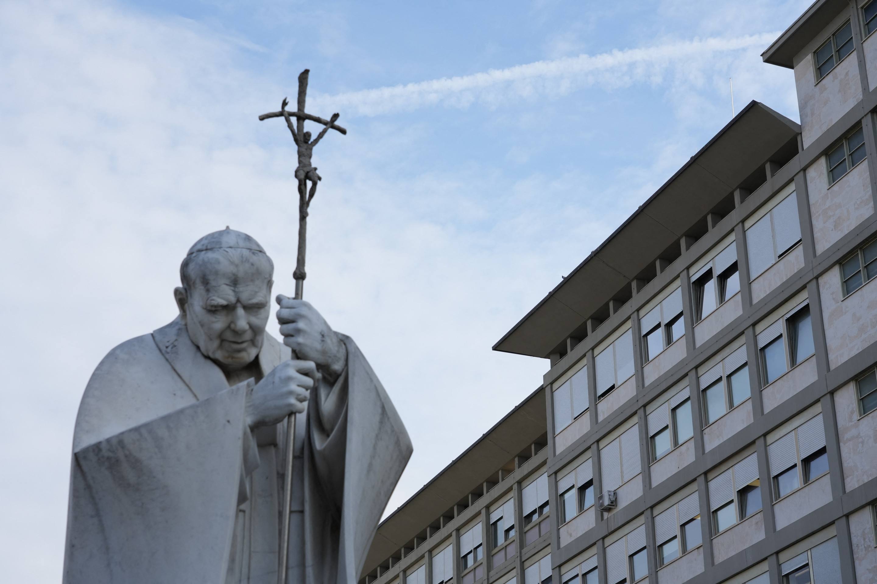 Fiéis fazem vigília e oram pela recuperação do Papa Francisco na porta do hospital Gemelli  