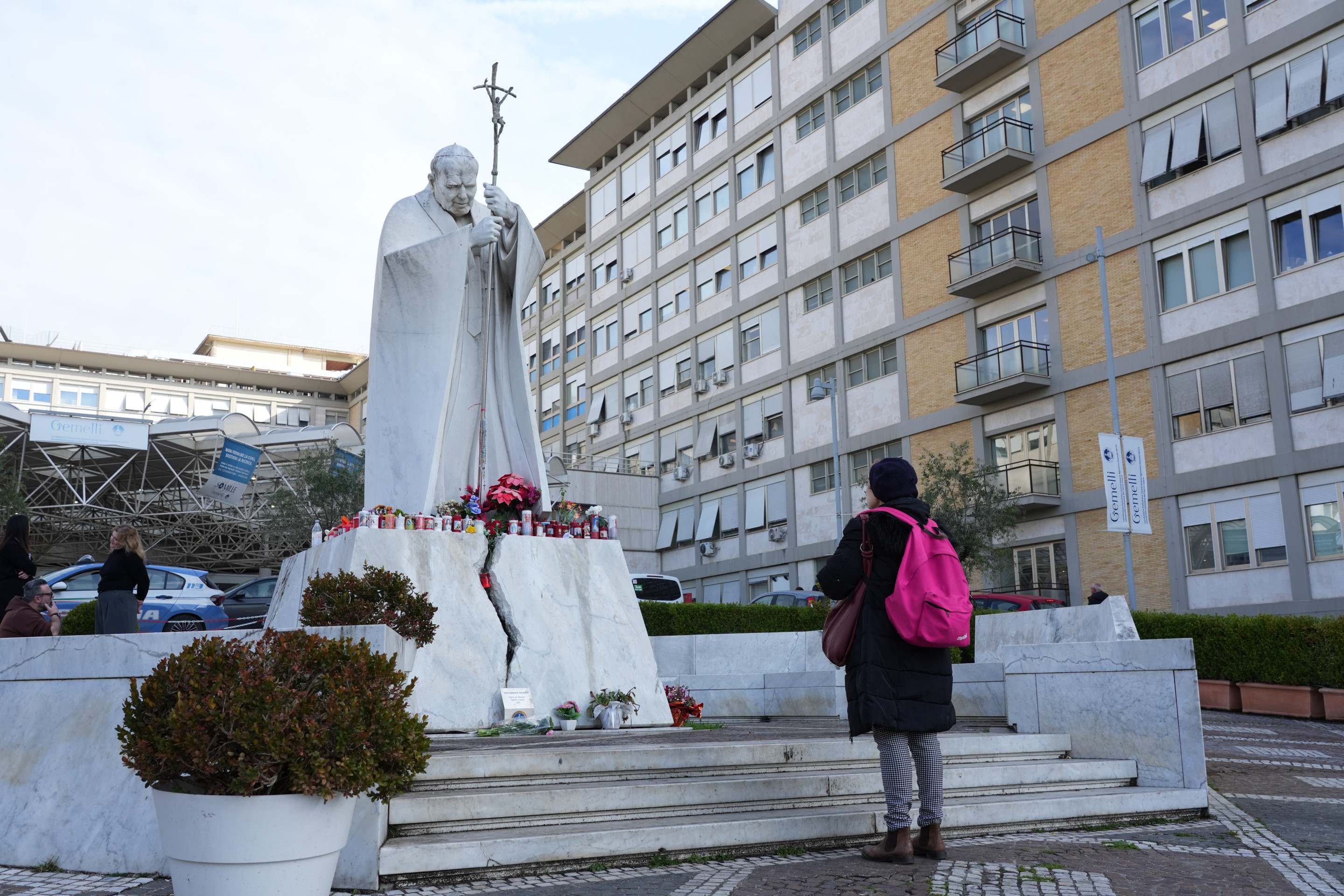 Fiéis fazem vigília e oram pela recuperação do Papa Francisco       