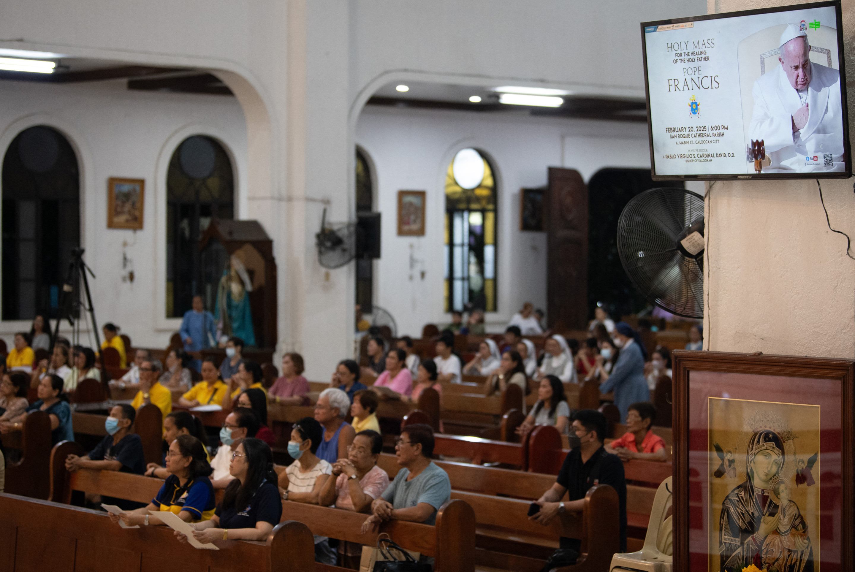 Fiéis fazem vigília e oram pela recuperação do Papa Francisco       