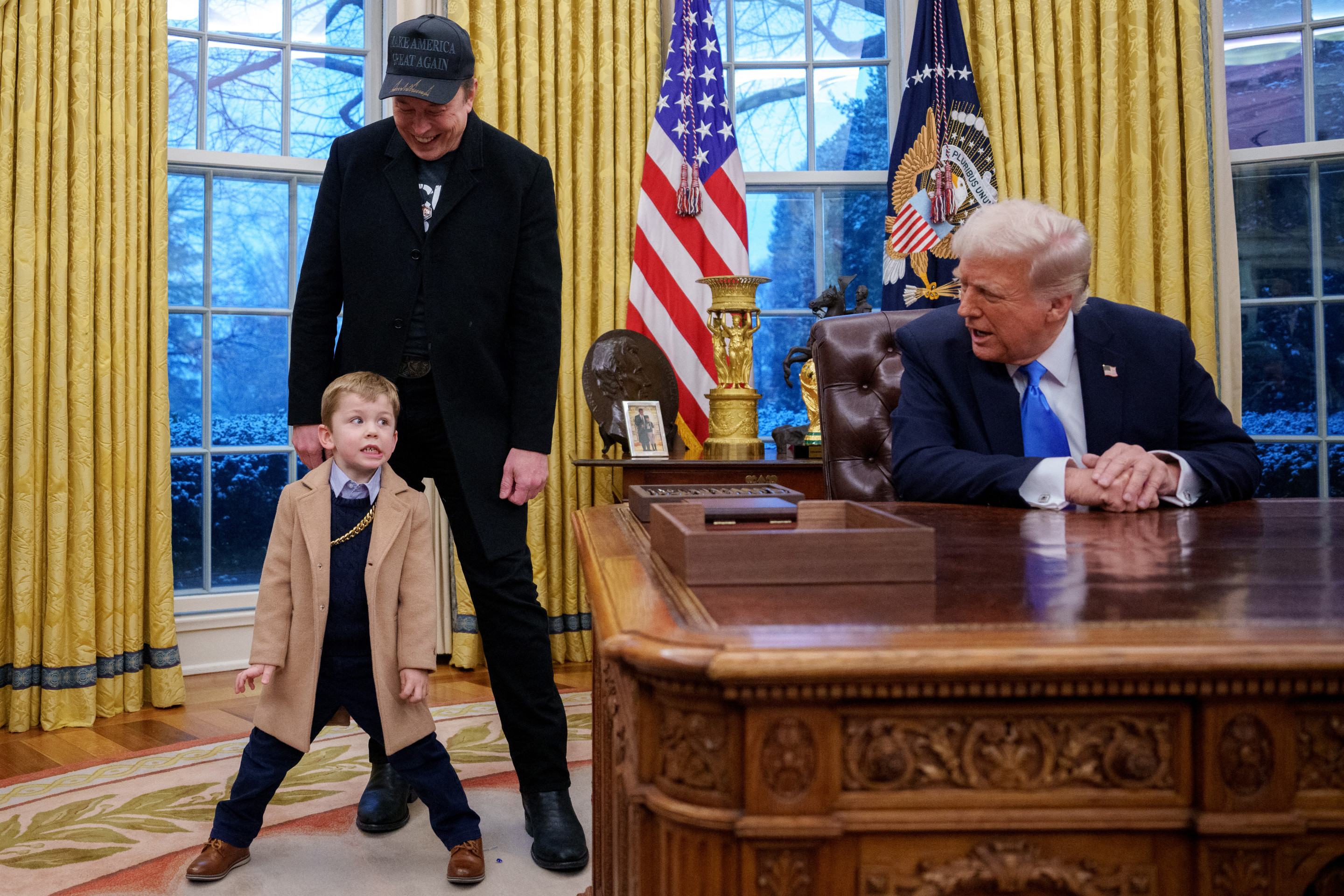 Elon Musk e filho com Trump no Salão Oval      