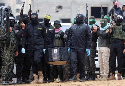 Militantes do Hamas escoltam caixão de refém morto durante a guerra em Gaza        -  (crédito:  AFP) -Militantes do Hamas escoltam caixão de refém morto durante a guerra em Gaza        -  (crédito:  AFP)