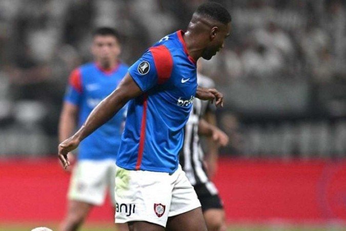 Grêmio retoma os seus esforços para tentar contratar o zagueiro Jhohan Romaña junto ao San Lorenzo, da Argentina - (crédito: Foto: Rodrigo Valle / Getty Images) Grêmio retoma os seus esforços para tentar contratar o zagueiro Jhohan Romaña junto ao San Lorenzo, da Argentina - (crédito: Foto: Rodrigo Valle / Getty Images)