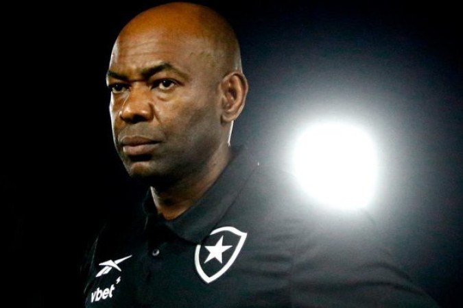 TÃ?CNICO: CLÃUDIO CAÃ?APA: Absorveu o modo Leiria e morreu com duas substituiÃ§Ãµes.  Recebeu, desta vez, das mÃ£os de Textor, uma equipe melancÃ³lica. NÃ£o teve banco para mudar o jogo graÃ§as ao parlapatÃ£o norte-americano - NOTA: 3,5 - Foto: Vitor Silva/Botafogo 