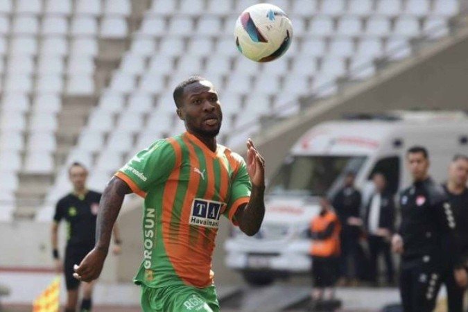 Loide Augusto em ação com a camisa do Alanyaspor, da Turquia - (crédito: Foto: Divulgação / Alanyaspor) Loide Augusto em ação com a camisa do Alanyaspor, da Turquia - (crédito: Foto: Divulgação / Alanyaspor)