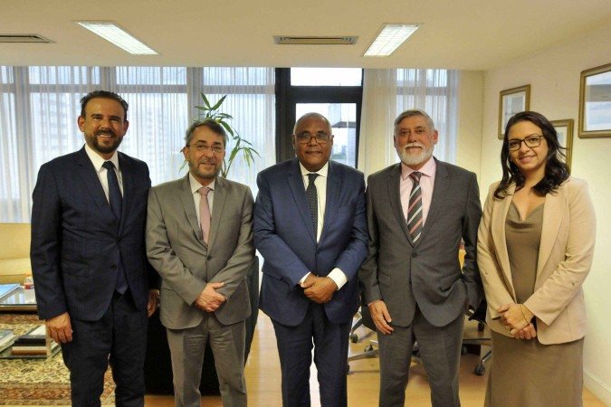 Da esquerda para a direita: o advogado Raul Saboia; o presidente do Correio, Guilherme Machado; os desembargadores Gilberto Barbosa e Luiz Antônio Zanini Fornerolli; e a secretária-geral do CCOGE, Luana Trindade - (crédito: Minervino Júnior/CB/D.A Press) Da esquerda para a direita: o advogado Raul Saboia; o presidente do Correio, Guilherme Machado; os desembargadores Gilberto Barbosa e Luiz Antônio Zanini Fornerolli; e a secretária-geral do CCOGE, Luana Trindade - (crédito: Minervino Júnior/CB/D.A Press)