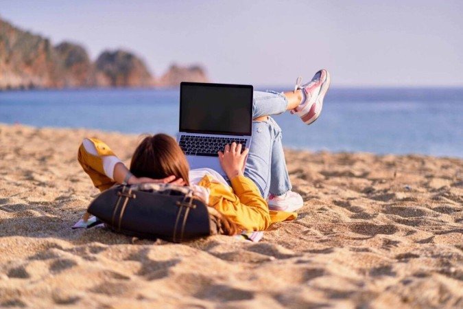 Nomadismo digital é uma escolha frequente entre os jovens que buscam liberdade e flexibilidade (Imagem: offkein.pro | Shutterstock) - (crédito: EdiCase) Nomadismo digital é uma escolha frequente entre os jovens que buscam liberdade e flexibilidade (Imagem: offkein.pro | Shutterstock) - (crédito: EdiCase)