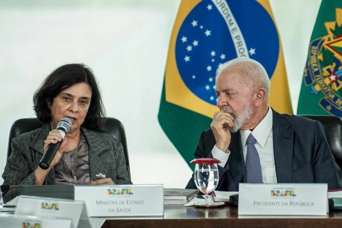 Lula estaria prestes a demitir a ministra da Saúde, Nísia Trindade, em busca de melhora na aprovação do governo - (crédito: Rafa Neddermeyer / Agência Brasil) Lula estaria prestes a demitir a ministra da Saúde, Nísia Trindade, em busca de melhora na aprovação do governo - (crédito: Rafa Neddermeyer / Agência Brasil)