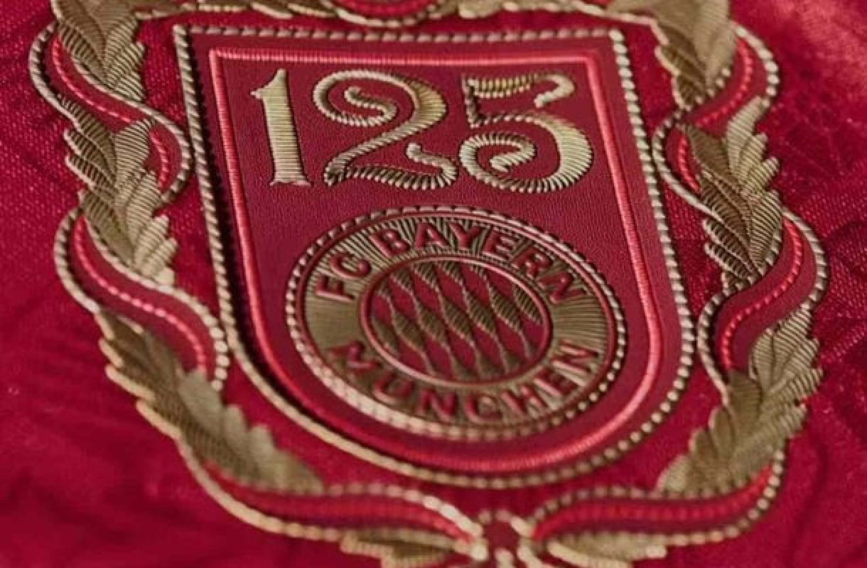 Bayern de Munique lança uniforme comemorativo de 125 anos com presença de ídolos