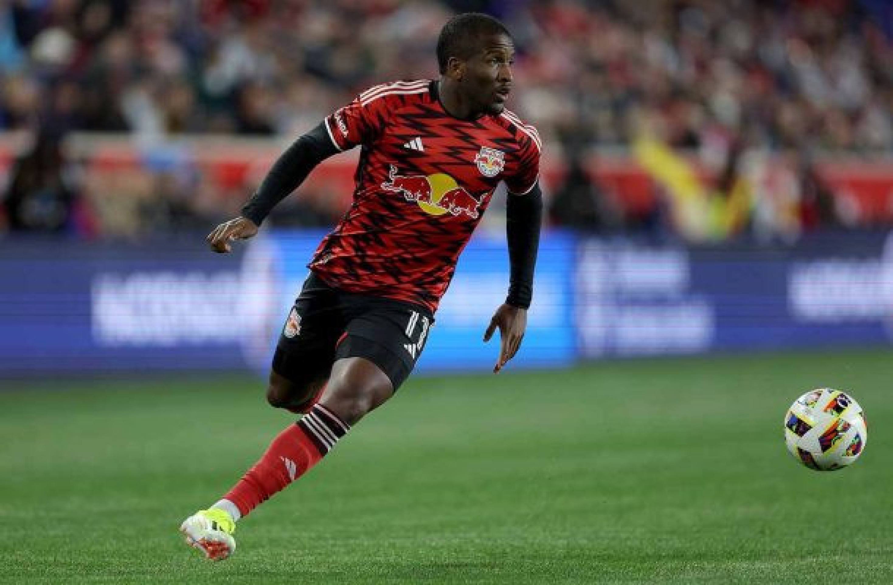 Botafogo encaminha a contratação do atacante Elias Manoel