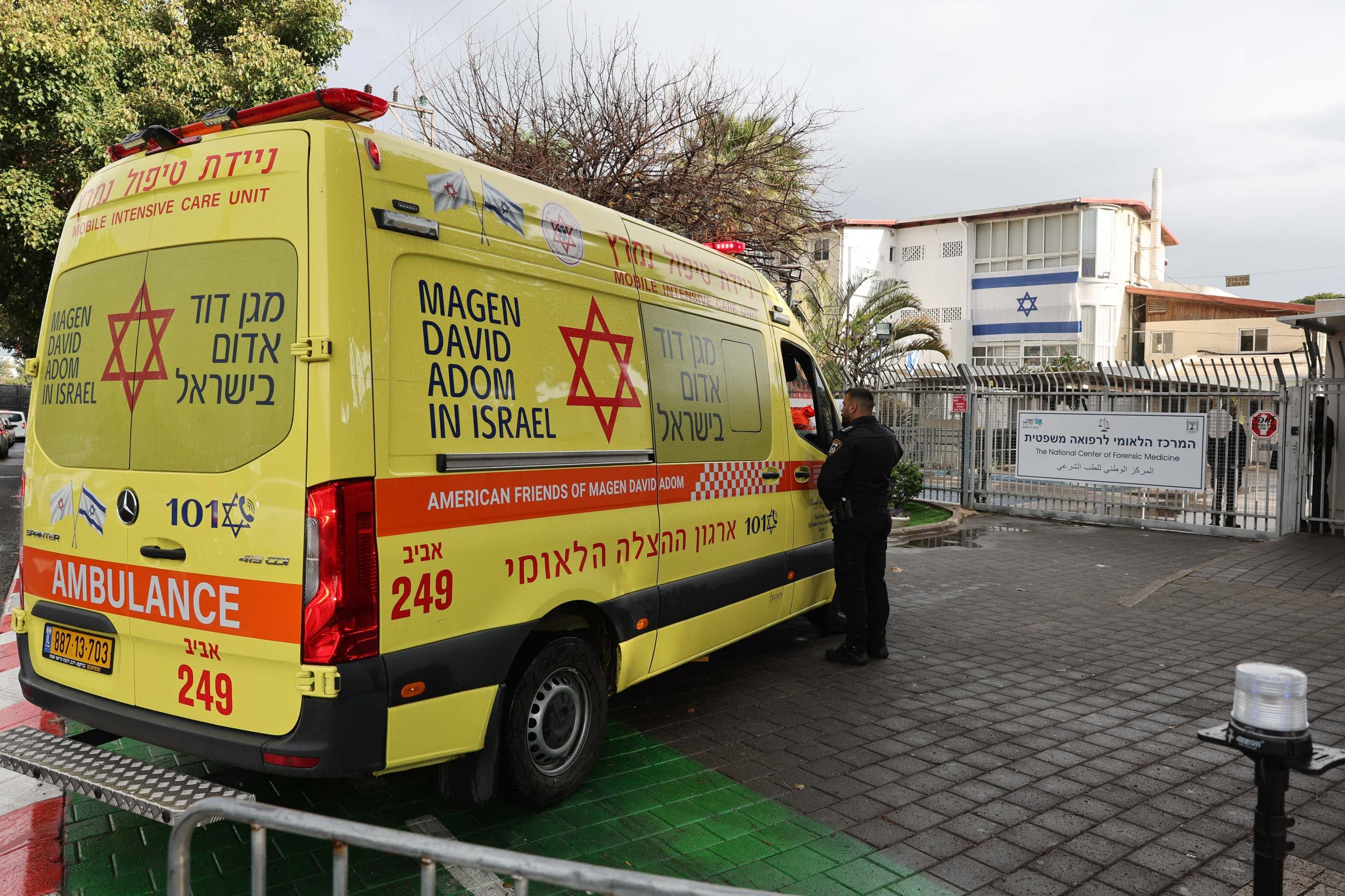 Uma ambulância está estacionada na entrada do Centro Nacional de Medicina Forense em Tel Aviv em 20 de fevereiro de 2025      