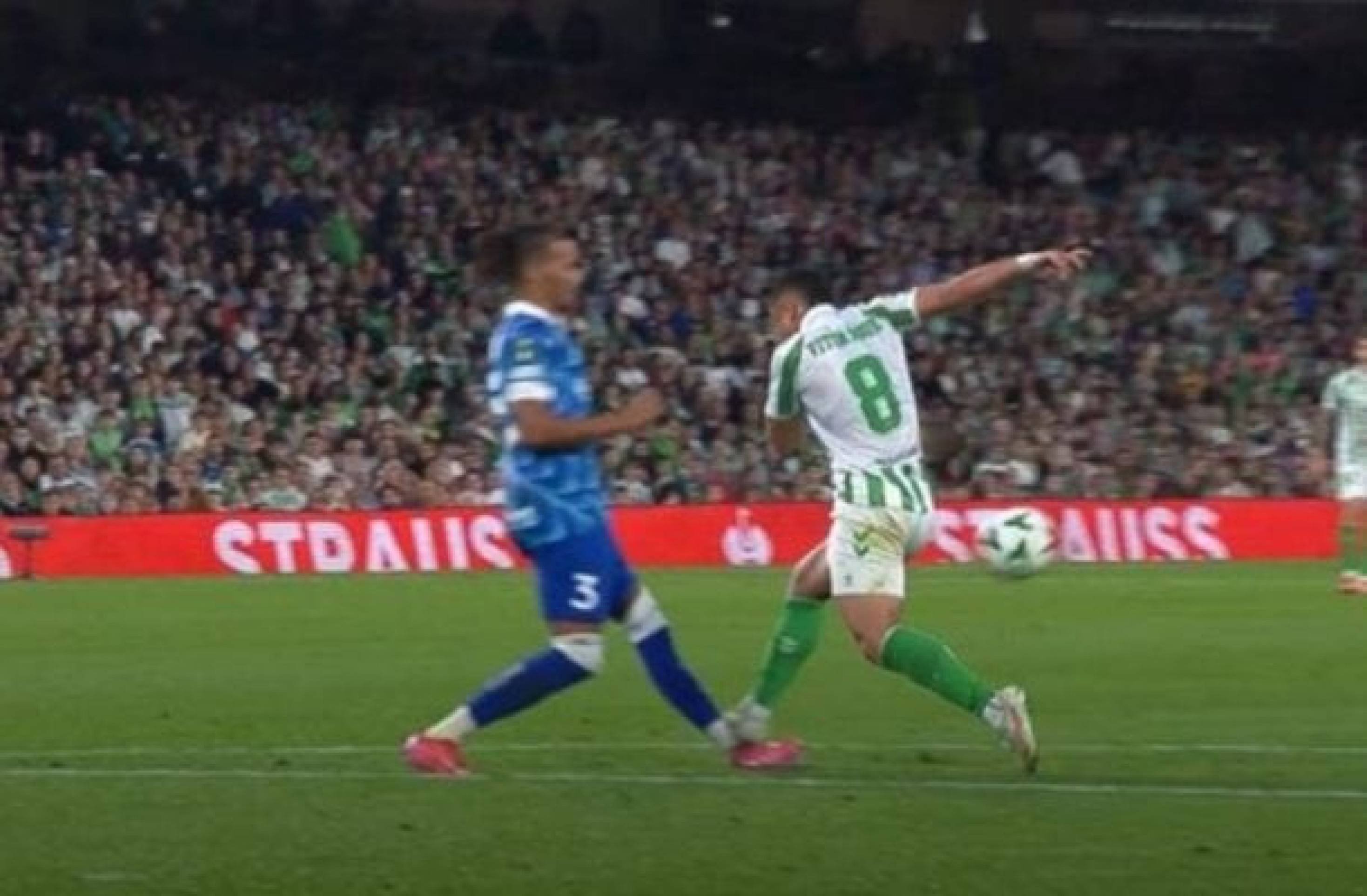Jornal espanhol cita Palmeiras e diz que futuro de Vitor Roque no Betis está em risco após expulsão