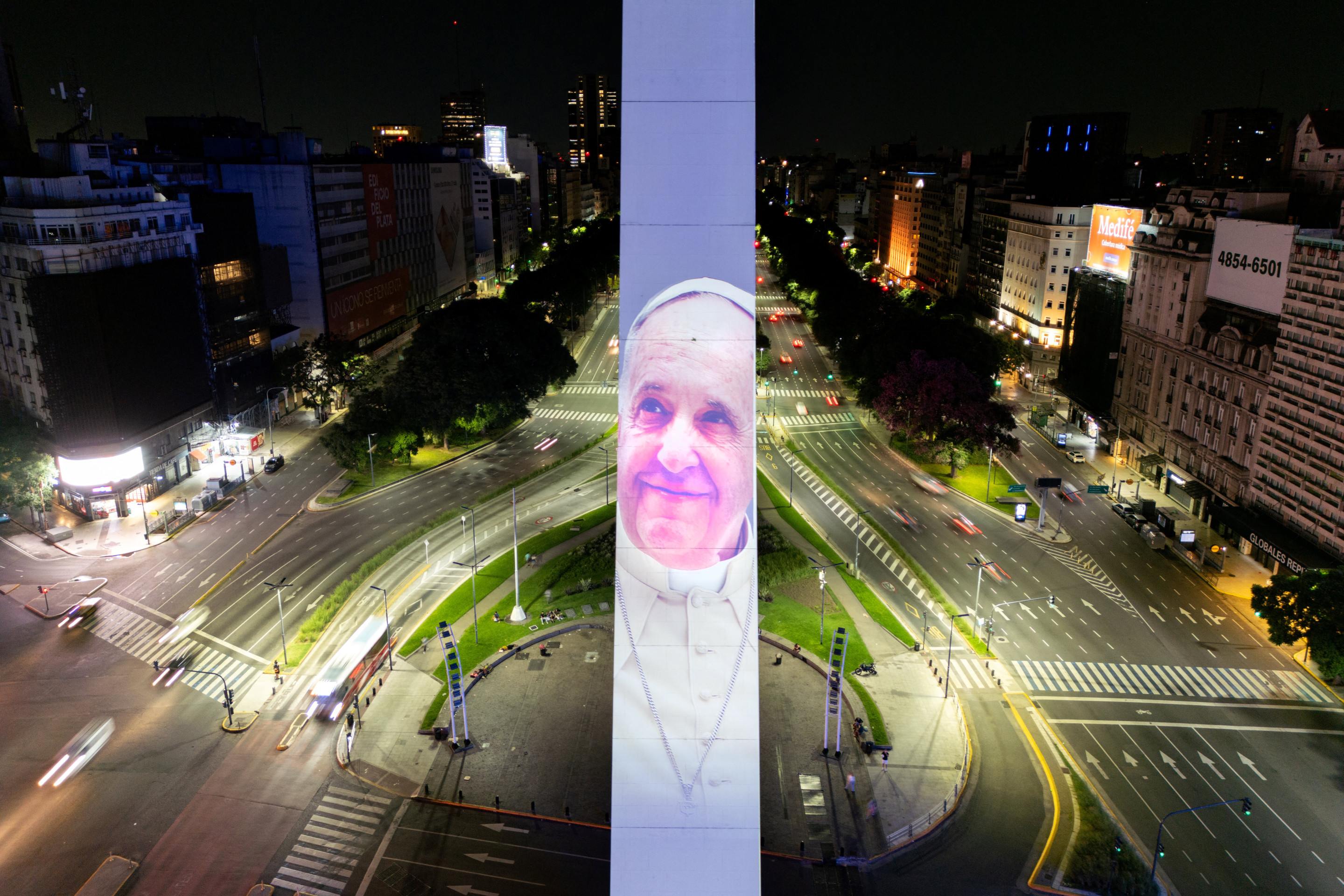 Obelisco em Buenos Aires foi iluminiado na noite de quinta-feira (20/2) com uma imagem do Papa Francisco 