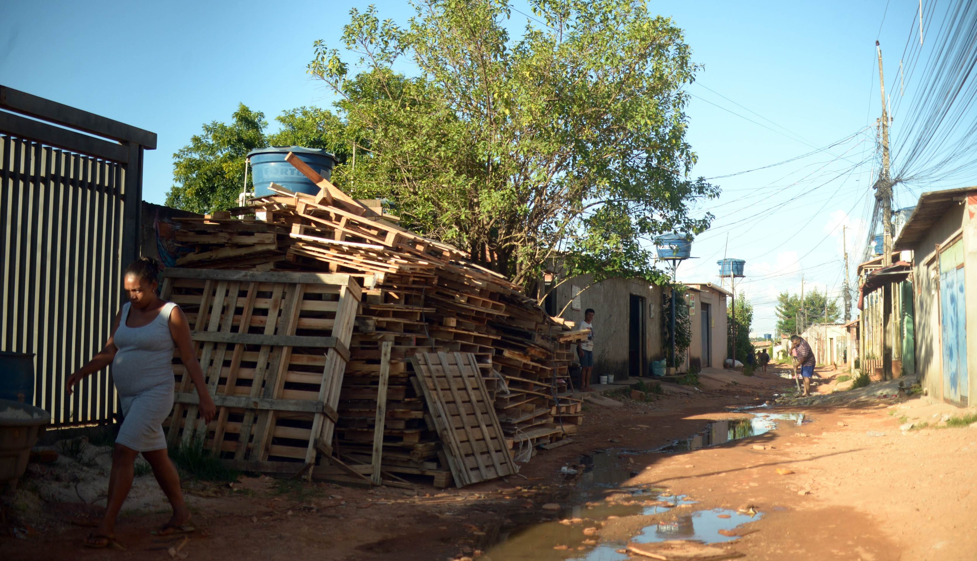  21/02/2025 Ed Alves CB/DA Press. Cidades. Santa Luzia na Estrutural. Perigo nos barracos de madeira. 