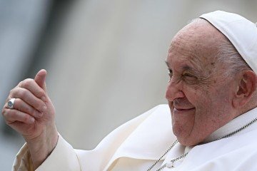 Papa Francisco foi internado na sexta-feira (14/2) para tratar uma infecção respiratória - (crédito: Philip MONTEFORTE / AFP) Papa Francisco foi internado na sexta-feira (14/2) para tratar uma infecção respiratória - (crédito: Philip MONTEFORTE / AFP)