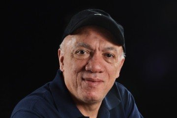 Nascido em Brasília de Minas, José Edward é formado em comunicação social pela PUC-MG e sempre foi um leitor voraz, sobretudo de poesia. Influenciado por Carlos Drummond de Andrade, Manuel Bandeira e Cecília Meireles, o autor define poesia como 