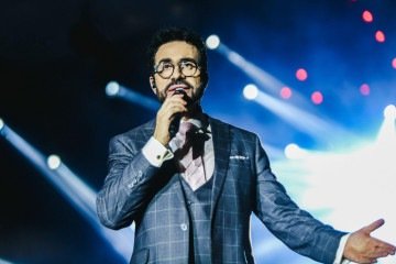 Padre Fábio de Melo canta