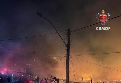 Incêndio em 30 barracos deixa moradores desabrigados