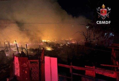 Incêndio em 30 barracos deixa moradores desabrigados