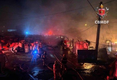 Incêndio em 30 barracos deixa moradores desabrigados