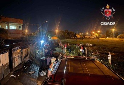Incêndio em 30 barracos deixa moradores desabrigados