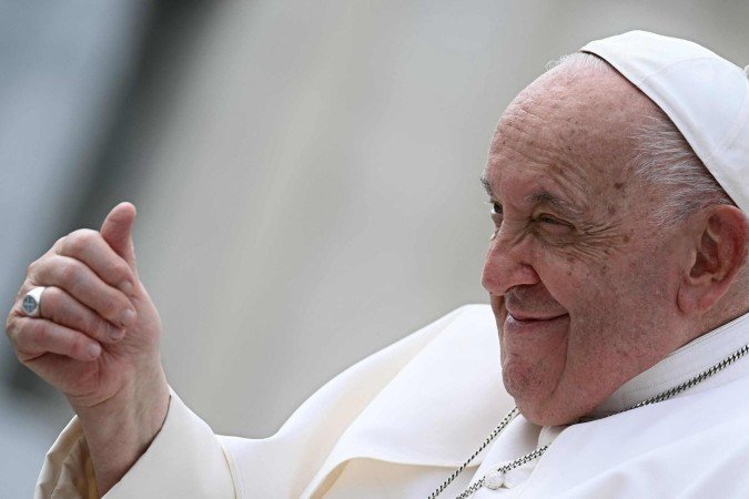O pontífice está internado no Hospital Gemelli, em Roma, desde 14 de fevereiro, quando um surto de bronquite evoluiu para pneumonia bilateral -  (crédito: Philip MONTEFORTE / AFP)
