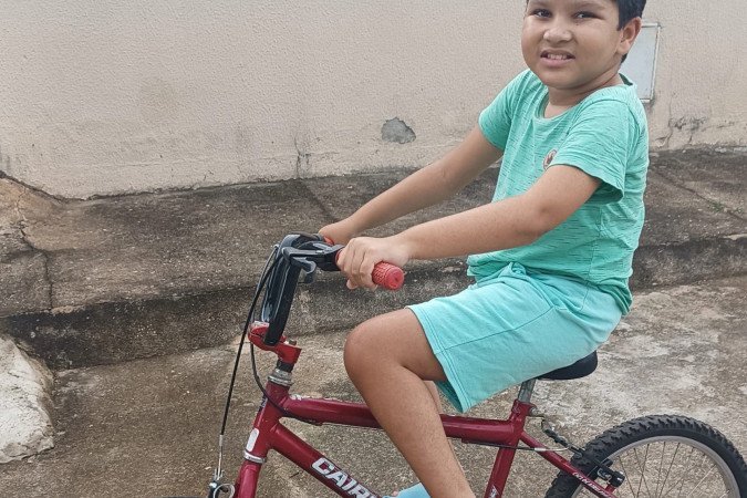 Segundo a mãe de Arthur, os primeiros sinais da doença se manifestaram quando ele tinha oito anos -  (crédito: Arquivo de família)