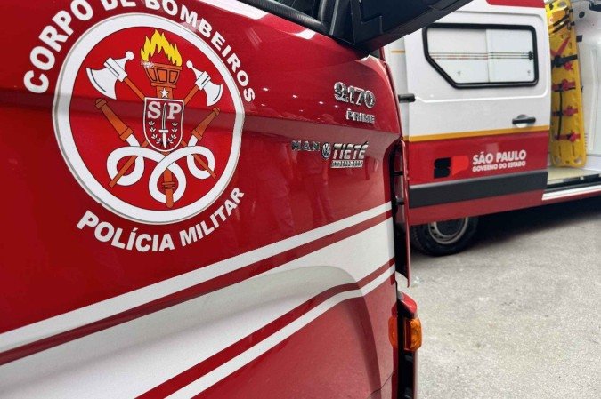 Helicóptero com duas pessoas cai em lago no interior de São Paulo