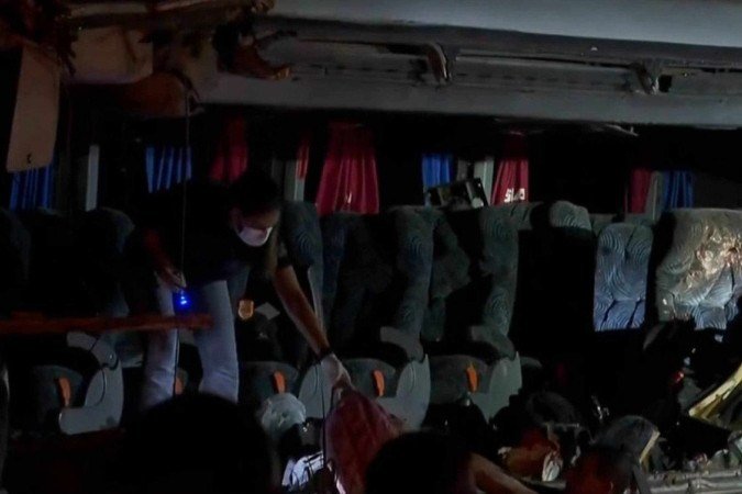 Acidente entre ônibus e caminhão em São Paulo