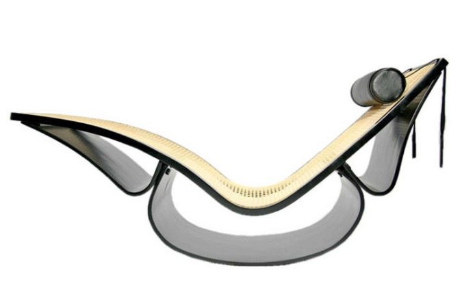 Chaise Rio, de Oscar e Anna Maria Niemeyer — O estilo característico do arquiteto, que é visto todos os dias pelos brasilienses, também fica claro na peça criada em parceria com a filha. Inspirada no Rio de Janeiro e feita em madeira, a chaise traz curvas inspiradas na capital fluminense, mas casa perfeitamente com o estilo brasiliense