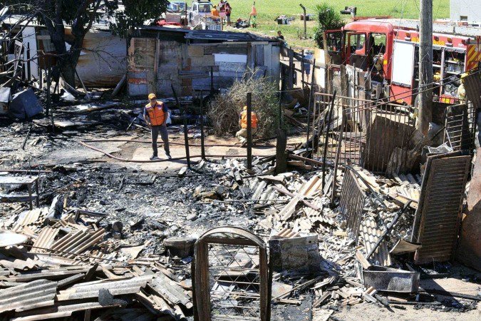 Incêndio de grandes proporções atingiu cerca de 30 moradias em uma ocupação irregular na Quadra 406 do Recanto das Emas - (crédito: Minervino Júnior/CB/D.A Press) Incêndio de grandes proporções atingiu cerca de 30 moradias em uma ocupação irregular na Quadra 406 do Recanto das Emas - (crédito: Minervino Júnior/CB/D.A Press)