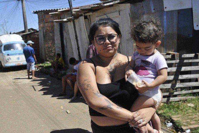 Natália Silva de Araújo, 28 anos, e sua filha Isis, 2, estão desabrigadas