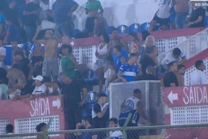 Alguns torcedores passaram mal, enquanto jogadores protegiam o rosto com camisas -  (crédito: Foto: Reprodução)