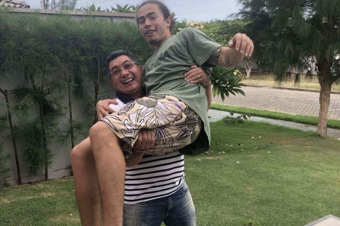 Pai se pronuncia sobre decisão de Whindersson se internar: 