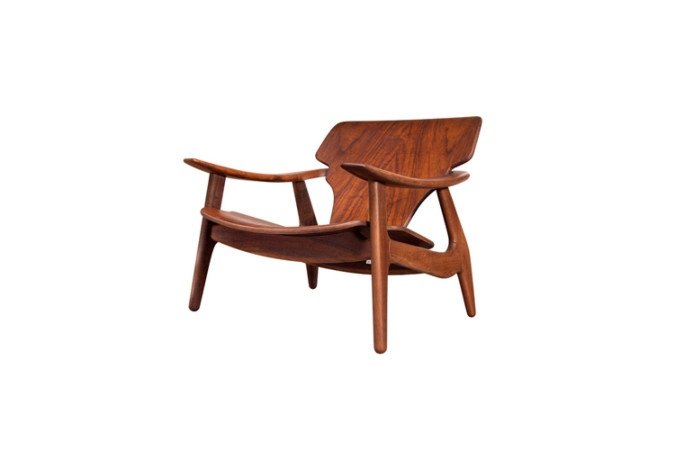 Poltrona Diz, de Zanini de Zanine — Seguindo os passos do pai, o designer carioca Zanine mostra em suas peças a grande inspiração que encontra no trabalho de seu antecessor, principalmente na identidade visual do mobiliário produzido em madeira