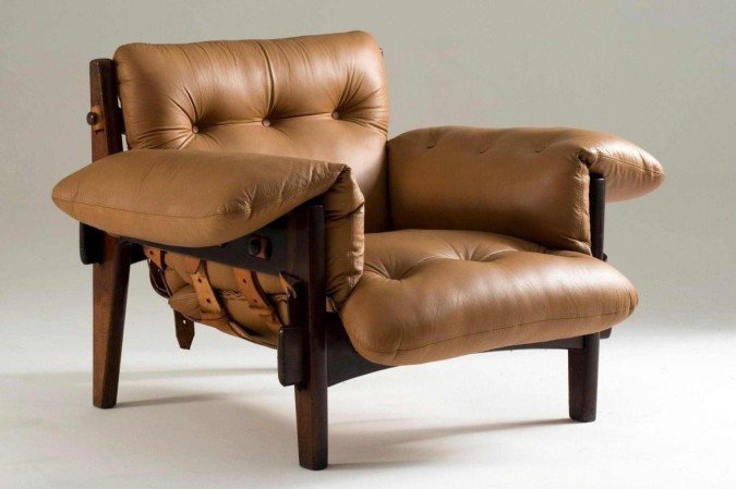 Poltrona Mole, criada em 1957 por Sérgio Rodrigues — A icônica peça não poderia ficar de fora dessa lista, afinal, embora não tenha sido tão bem recebida na época de seu lançamento, transformou-se em um sucesso absoluto depois de ser colocada em exposição no Museu de Arte Moderna do Rio de Janeiro. O hype continua até os dias atuais e ela segue sendo objeto de desejo dos entusiastas da decoração. Atualmente, a peça inspirada na irreverência brasileira e na valorização do conforto faz parte do acervo permanente do MoMA, em Nova Iorque